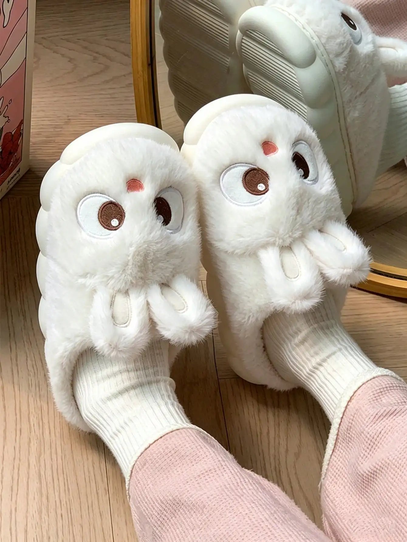 Pantufa Feminina de Pelúcia Coelho Fofinho FRETE GRÁTIS| Antiderrapante, Quentinha e Confortável para Uso Interno