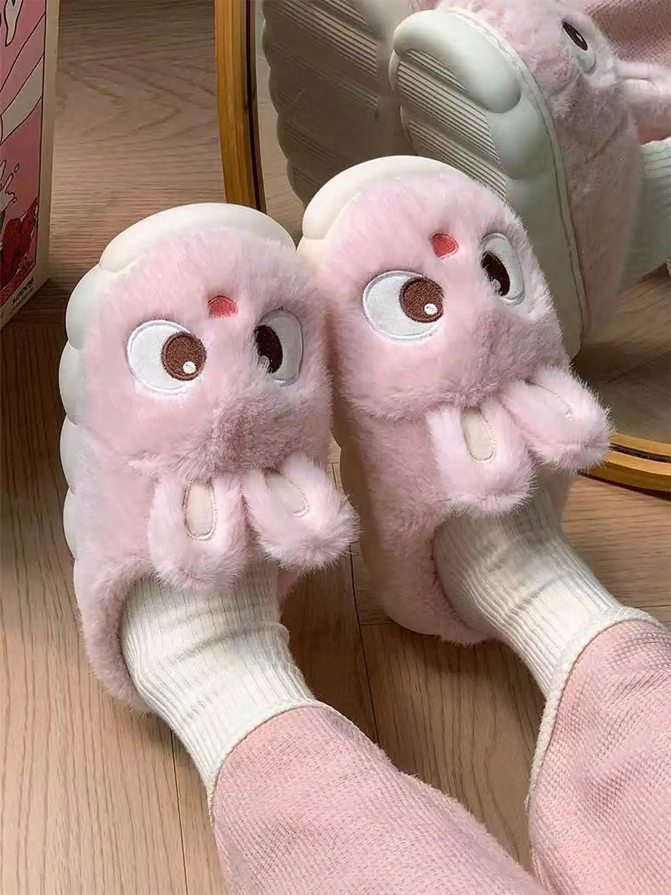 Pantufa Feminina de Pelúcia Coelho Fofinho FRETE GRÁTIS| Antiderrapante, Quentinha e Confortável para Uso Interno
