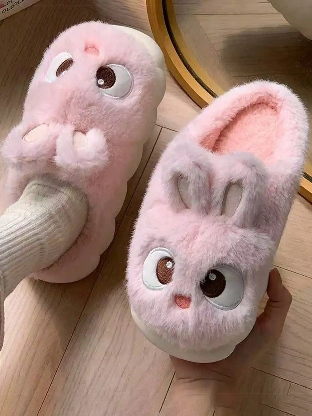Pantufa Feminina de Pelúcia Coelho Fofinho FRETE GRÁTIS| Antiderrapante, Quentinha e Confortável para Uso Interno