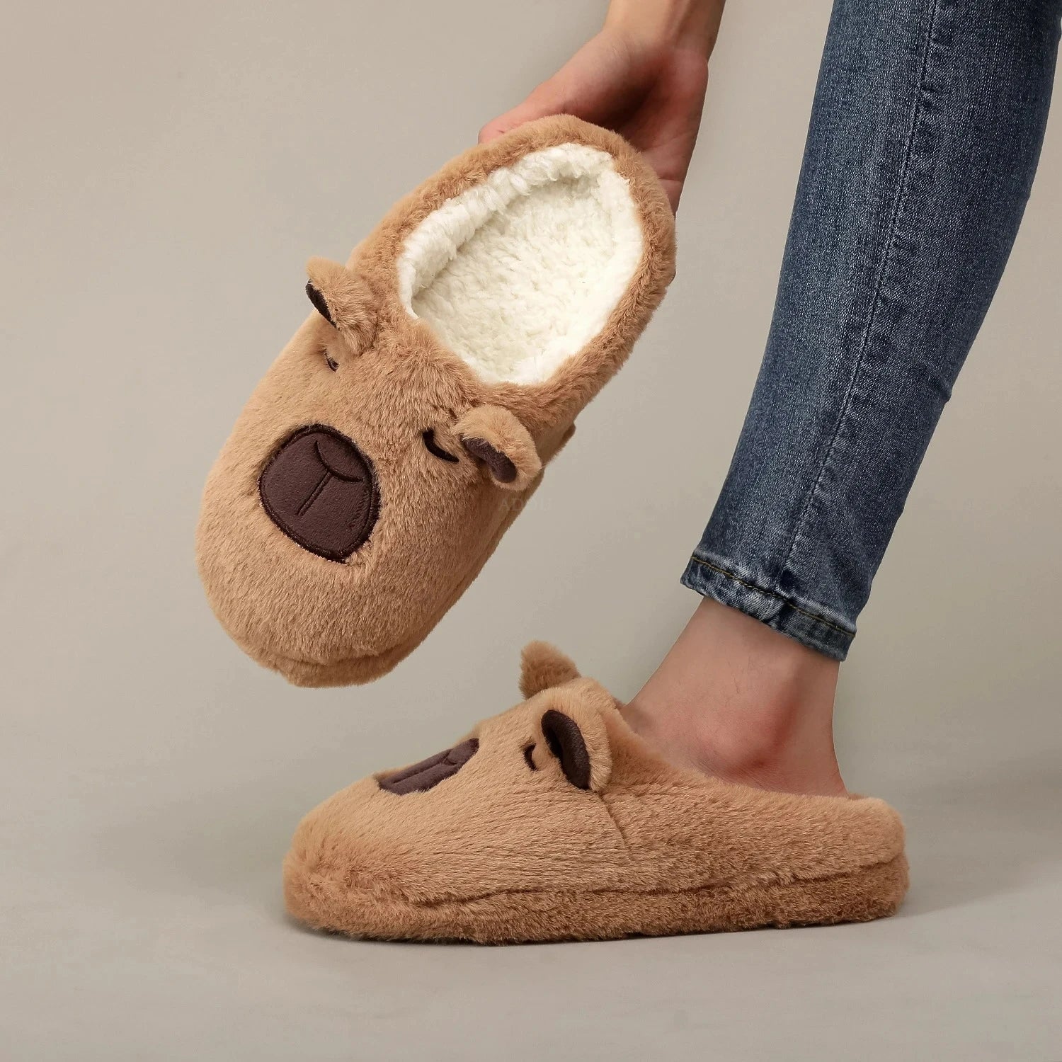 Pantufa Unissex Pelúcia Capivara | Chinelo de Casa Leve Confortável Antiderrapante Inverno 2026 - FRETE GRÁTIS